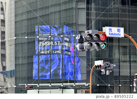 日本の東京都市景観 茅場町駅前・兜町の交差点から「KABUTO ONE」・株価ボードなどを望む 日本の東京都市景観 茅場町駅前・兜町の交差点から「KABUTO ONE」・株価ボードなどを望む 89505222