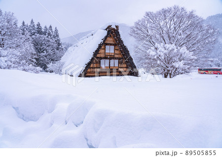 《岐阜県》積雪の白川郷・冬の合掌造り集落 89505855