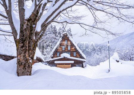 《岐阜県》積雪の白川郷・冬の合掌造り集落 《岐阜県》積雪の白川郷・冬の合掌造り集落 89505858