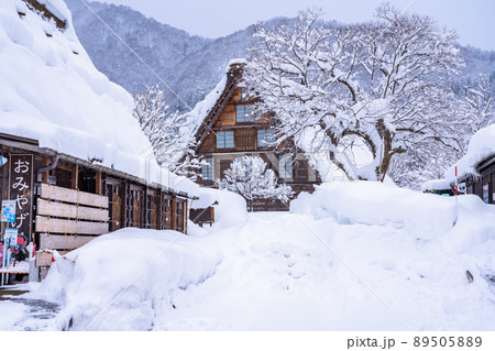 《岐阜県》積雪の白川郷・冬の合掌造り集落 89505889