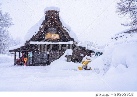 《岐阜県》積雪の白川郷・冬の合掌造り集落 89505919