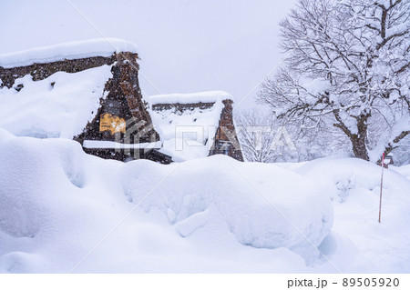 《岐阜県》積雪の白川郷・冬の合掌造り集落 89505920