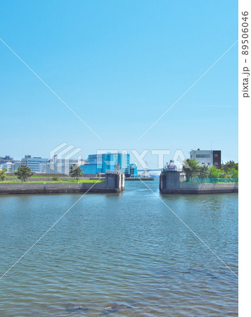 【東京都・2022年5月】　築地川水門　都市景観 89506046