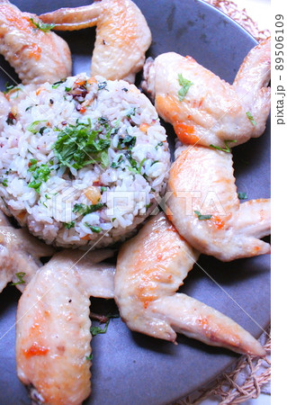 鶏の手羽先焼きとガーリックライス 鶏の手羽先焼きとガーリックライス 89506109