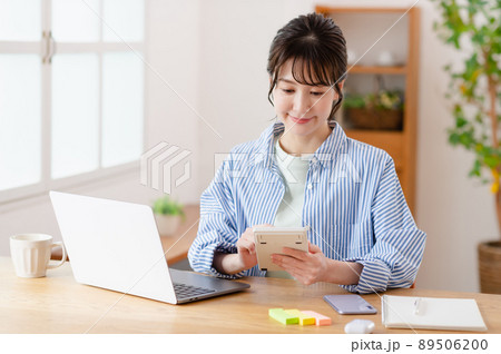 テレワークする若い女性 89506200