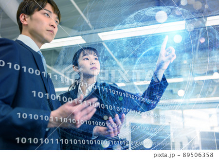 オフィスで働くビジネスパーソン（スーツ） 89506358