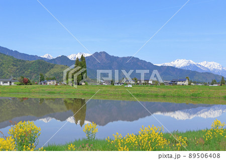 安曇野 田植え時の山麓から望む北アルプス 安曇野 田植え時の山麓から望む北アルプス 89506408