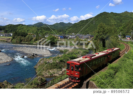 新緑の長良川と長良川鉄道 89506572