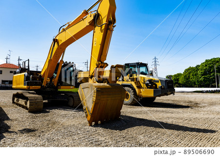 建設機械　重機　バックホーと大型ダンプトラック 89506690