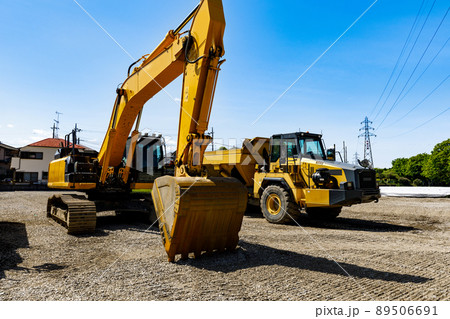 建設機械 重機 バックホーとダンプトラック 建設機械 重機 バックホーとダンプトラック 89506691