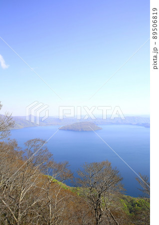青森の御鼻部山展望台から望む初夏の十和田湖 青森の御鼻部山展望台から望む初夏の十和田湖 89506819