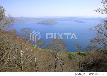 青森の御鼻部山展望台から望む初夏の十和田湖 青森の御鼻部山展望台から望む初夏の十和田湖 89506825