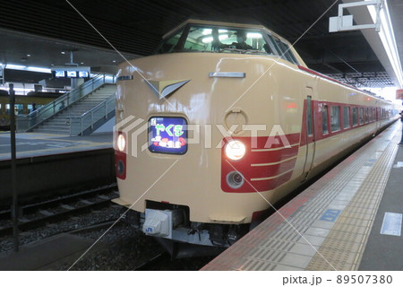 岡山駅で出発を待つ国鉄時代のリバイバル塗装された381系特急やくも 89507380