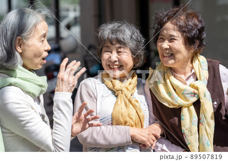 シニア 女性 おしゃべり 笑顔 シニア 女性 おしゃべり 笑顔 89507819