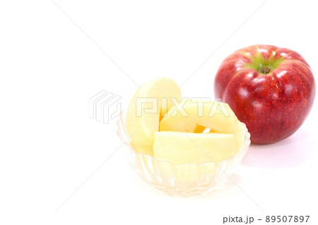 あきばえ　秋映　赤いリンゴ　剥き　カット　デザート　明るい背景 89507897