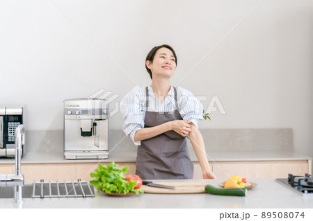 キッチン　女性　笑顔 89508074
