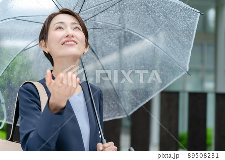 天気を気にする女性 雨 梅雨 傘 天気を気にする女性 雨 梅雨 傘 89508231
