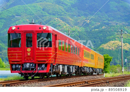 【2代目・伊予灘ものがたり】伊予若宮信号場を通過するキハ185系・特急伊予灘ものがたり（大洲編） 89508919