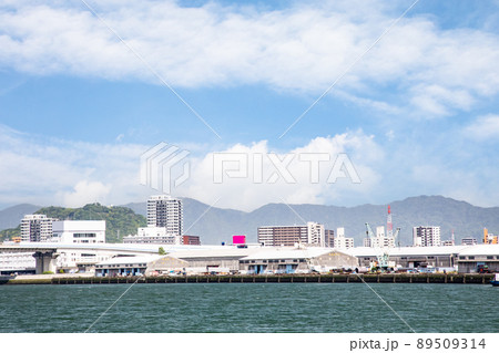 広島湾の出島港です。大型貨物船が出入港します。広島高速3号線が見えます。イメージ背景にどうぞ。広島県 広島湾の出島港です。大型貨物船が出入港します。広島高速3号線が見えます。イメージ背景にどうぞ。広島県 89509314