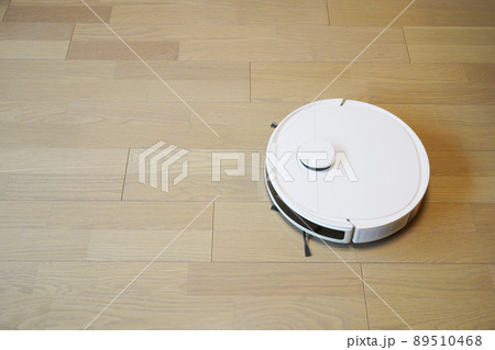 リビングを掃除する白いお掃除ロボットのイメージ写真 リビングを掃除する白いお掃除ロボットのイメージ写真 89510468