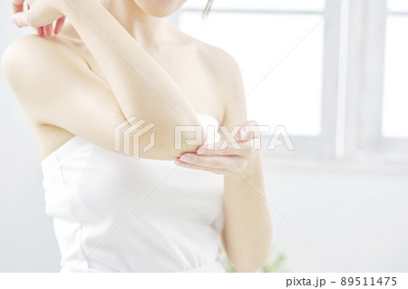 女性 スキンケア 肘 顔無し 女性 スキンケア 肘 顔無し 89511475