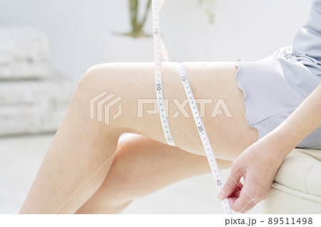 女性 ダイエットイメージ ももを測る 顔無し リビング 女性 ダイエットイメージ ももを測る 顔無し リビング 89511498