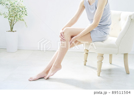 女性　フットケア　リビング　顔無し 89511504