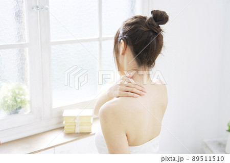 女性 ボディケア 背中 肩 リビング 女性 ボディケア 背中 肩 リビング 89511510
