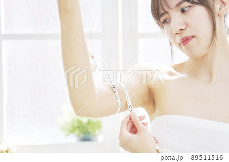女性 ダイエットイメージ 二の腕を測る リビング 女性 ダイエットイメージ 二の腕を測る リビング 89511516