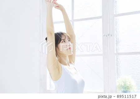 女性　リフレッシュ　リビング 89511517