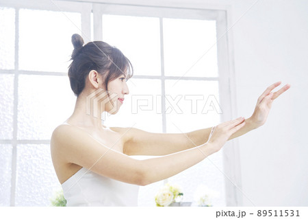 女性　腕のケア　リビング 89511531