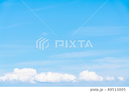 真っ青な空と白い雲 89513005