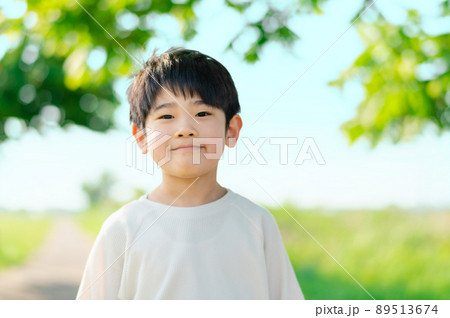 河川敷を歩く男の子 河川敷を歩く男の子 89513674