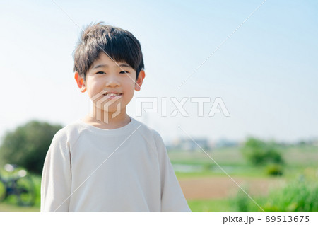 河川敷を歩く男の子 河川敷を歩く男の子 89513675