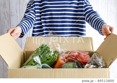 箱いっぱいの野菜を開封する女性 箱いっぱいの野菜を開封する女性 89513800