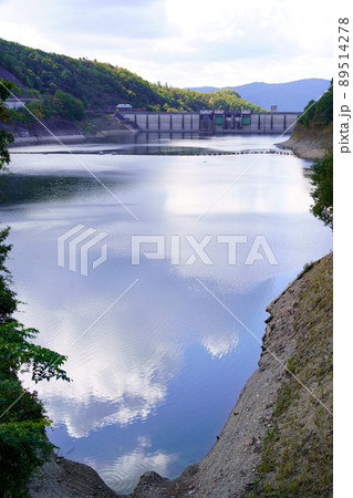 知明湖と一庫ダム（兵庫県川西市） 89514278