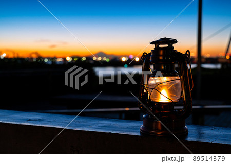 夕暮れ空を背景に灯りが灯るアンティークランタン 夕暮れ空を背景に灯りが灯るアンティークランタン 89514379