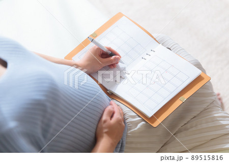 カレンダーに記入する妊婦　手帳 89515816