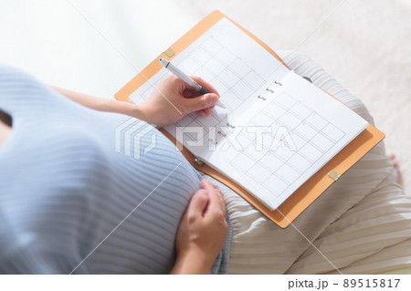 カレンダーに記入する妊婦　手帳 89515817