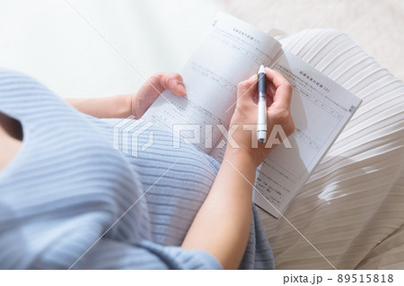 母子手帳に記入する妊婦 妊婦自身の記録 母子手帳に記入する妊婦 妊婦自身の記録 89515818