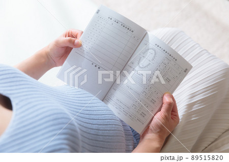 母子手帳を見る妊婦　記録　経過 89515820