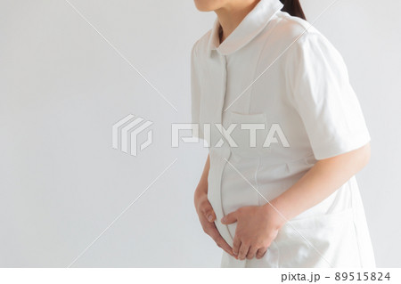 働く妊婦　臨月　腹痛　 89515824
