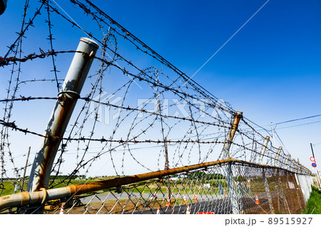 埼玉県　航空自衛隊入間基地　フェンスの有刺鉄線 89515927