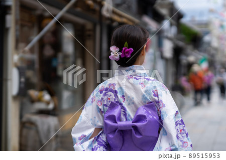浴衣姿で小江戸川越の大正浪漫夢通りを歩く若い女性 89515953
