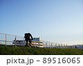 自転車で移動する男性 89516065