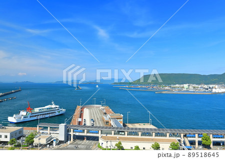 【香川県】晴天下の高松港と屋島 89518645