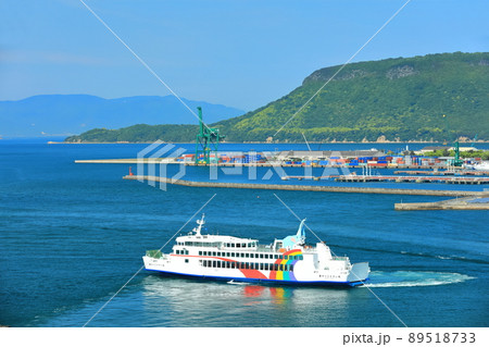 【香川県】晴天下の高松港と屋島 89518733
