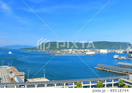 【香川県】晴天下の高松港と屋島 89518744