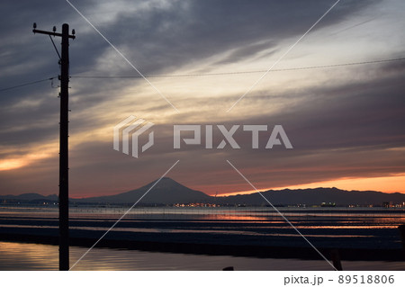 夕暮れ時の海中電柱と対岸に望む富士山 89518806