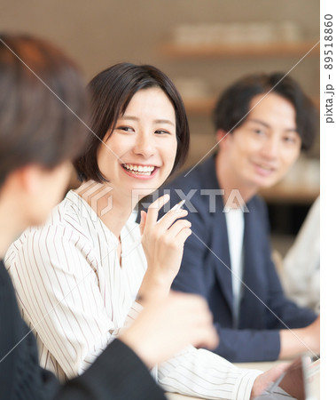 グループで打ち合わせをするビジネスパーソン 89518860